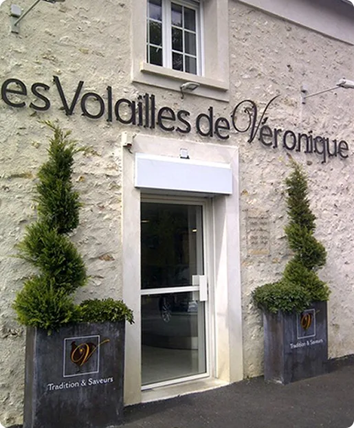 Entrée de la ferme Les Volailles de Véronique à Civry-la-Forêt.