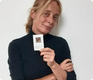 Éleveuse Véronique présentant une carte de visite de sa ferme à Civry-la-Forêt.