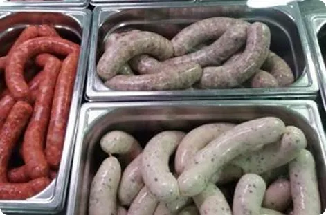 Saucisses artisanales variées prêtes à être dégustées.