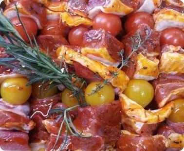 Volaille fermière farcie aux tomates cerises et herbes fraîches.
